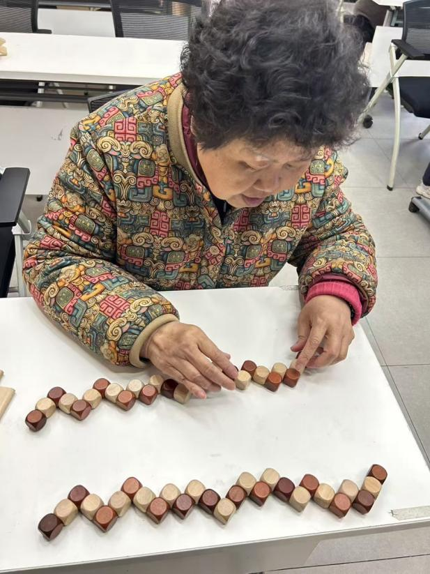 老小孩”玩具如何征服“银发族”开元棋牌试玩新华网财经观察丨“(图2)